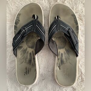 Clarks flip flops size 9